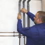 Montage der Climapor Rohrisolierung PE 15-13 an Heizungsrohren.