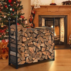 Costway Kaminholzregal, gefüllt mit Holz, vor Kamin und Weihnachtsbaum.