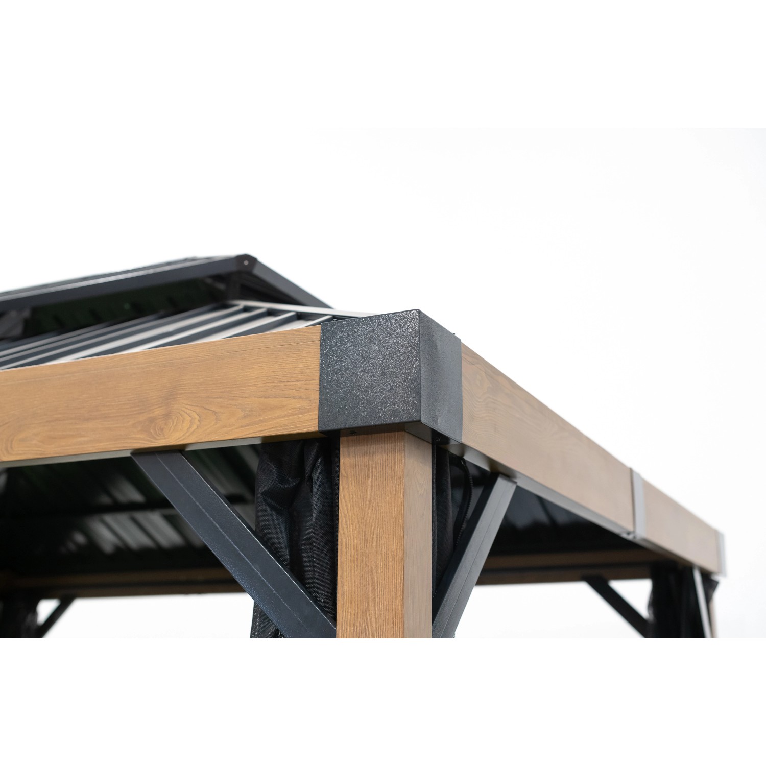 Detailansicht des Sojag Pavillon Fontana mit Holzoptik und Moskitonetz.