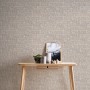 A.S. Création Vliestapete Gewebeoptik in Braun-Weiß an Wand hinter Tisch mit Deko.
