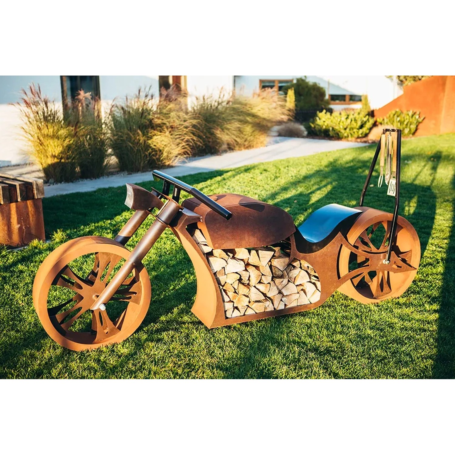 Ferrum Art Design Grillstelle Motorrad in Rostoptik, 123x120cm, mit Holz gefüllt.