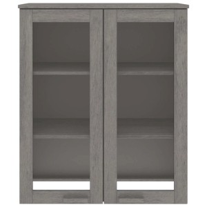 Hellgraues Highboard-Oberteil HAMAR aus Massivholz mit zwei Glastüren und drei Einlegeböden.