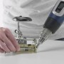 Steinel Heißluftgebläse HL 2020 E in Nutzung beim Löten einer Platine.