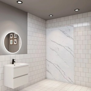 Duschparadies Duschrückwand mit weißem Marmormuster im Badezimmer mit Waschbecken und Spiegel.