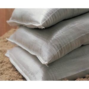 Stapel aus 3 weißen, ungefüllten Sandsäcken (10er Pack) aus PP-Kunststoffgewebe.
