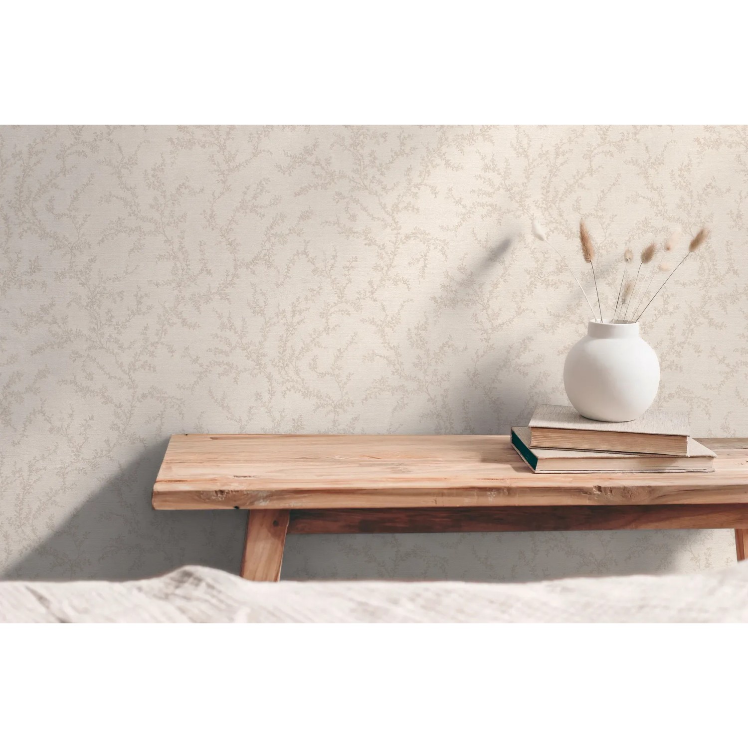 AS Creation Vliestapete Natur Äste creme-weiß an Wand mit Deko.