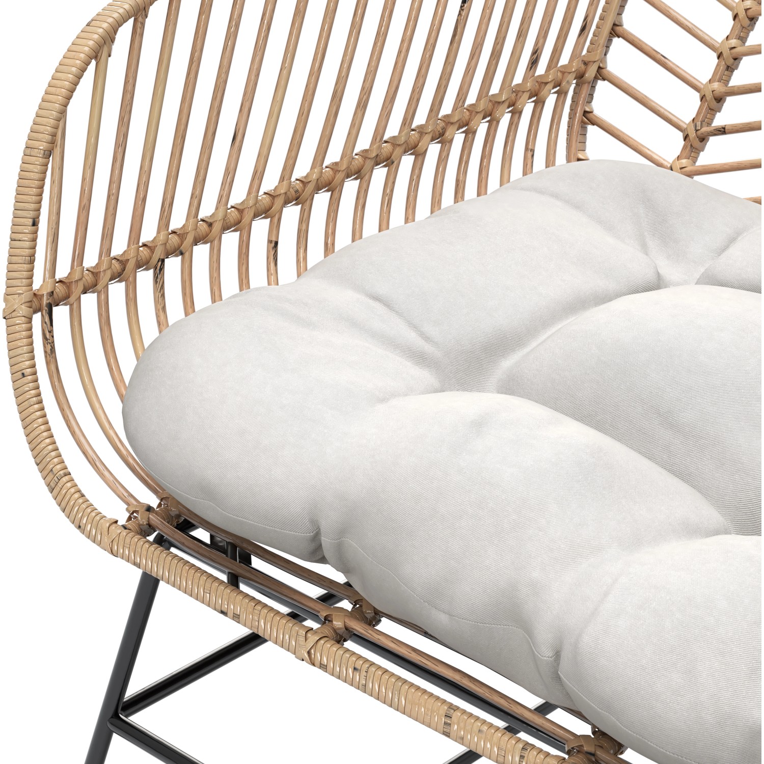 Detailaufnahme: Rattan Lounge-Sessel Udima mit weißem Sitzkissen. Naturfarbenes Gartenmöbel.