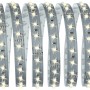 Aufgerollter Paulmann LED-Strip MaxLED 5m Warmweiß, silbernes Metallband mit warmweißen LEDs.