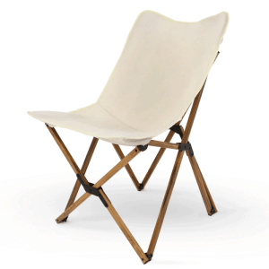 Faltbarer Campingstuhl in Creme mit Holzoptik, leicht und bis 120 kg belastbar.
