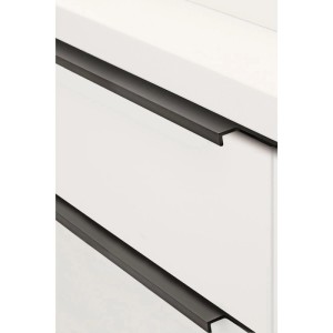 Furnipart Küchen Griffleiste Trim aus mattem schwarzem Aluminium, bündig in weiße Schrankfronten eingelassen. Möbelgriff.