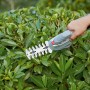 CMI Akku-Gras- und Strauchschere C-AGS-3.6/10 im Einsatz beim Schneiden einer Hecke.