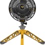 Vornado Heavy Duty EXO5 Ventilator mit gelbem Stativfuß für Handwerker.
