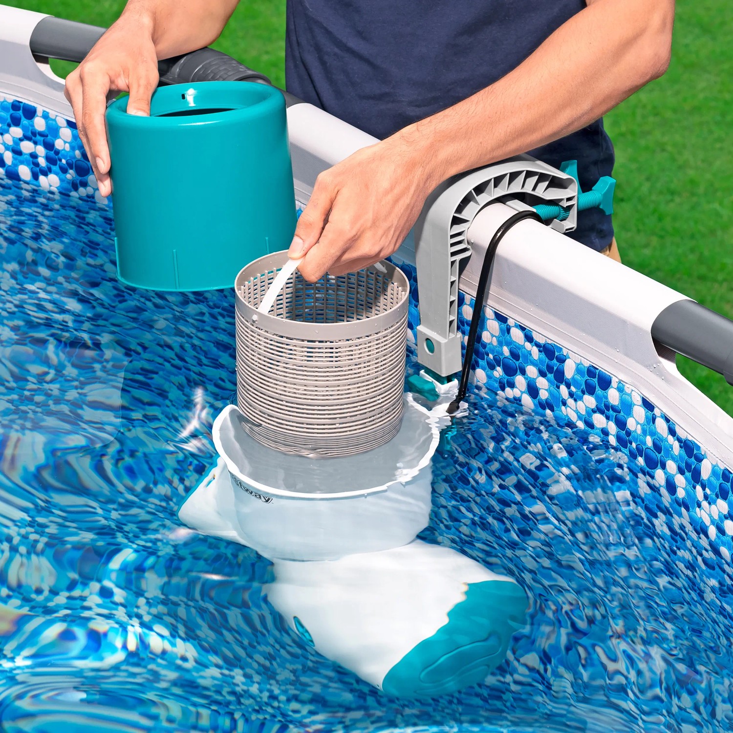 Bestway Skimatic 2-in-1 Filterpumpe mit Einhängeskimmer im Pool.