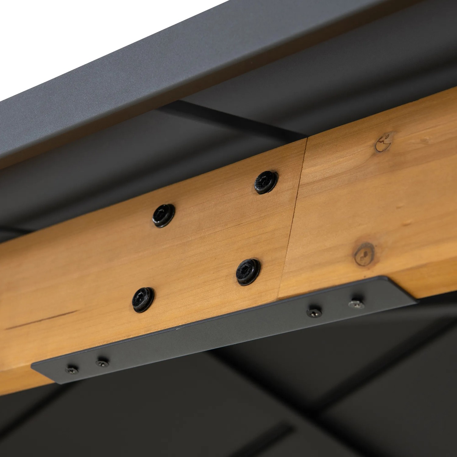 Detailansicht: Zedernholz-Rahmen und anthrazitfarbenes Stahldach des Sunjoy Gazebo Rimo.