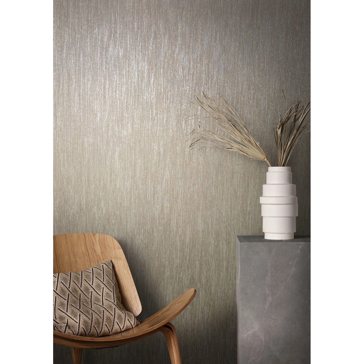 Beige Marburg Vliestapete Natural Opulence mit feiner Struktur im Wohnraum.