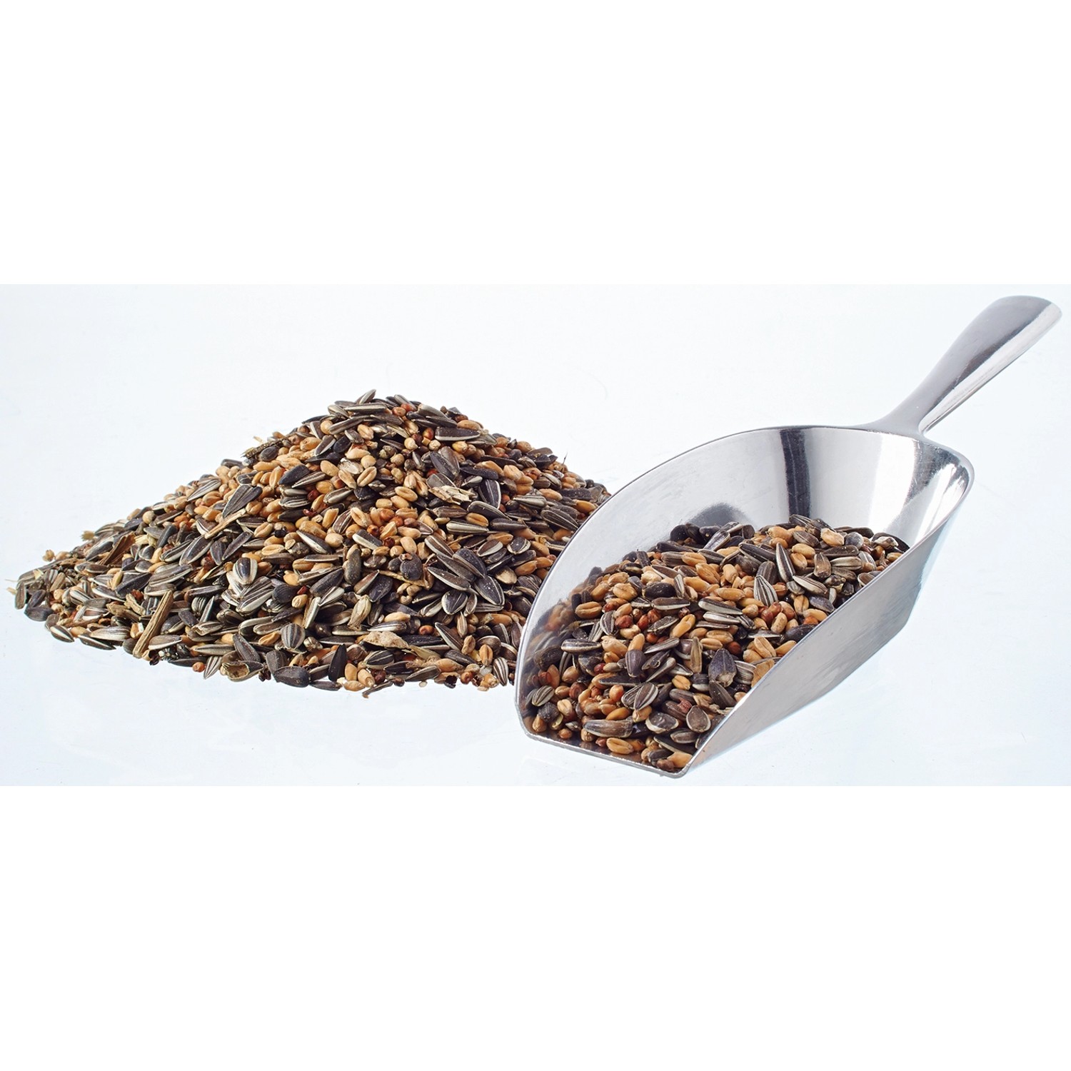 Streufutter für Wildvögel mit Meisenknödel im Eimer, Nahaufnahme von Getreide und Saaten.