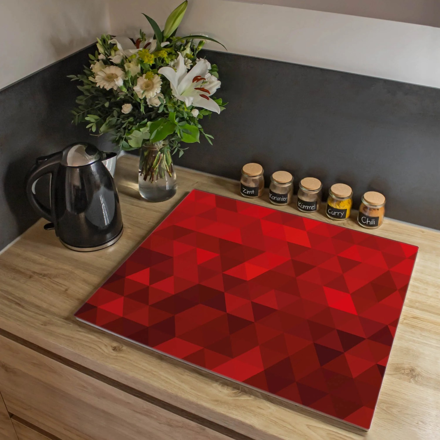 Banjado Herdabdeckplatte aus Glas mit rotem Dreiecks-Motiv, 60x52 cm. Auch als Schneidebrett nutzbar.