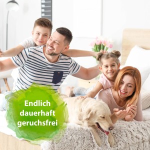 Glückliche Familie mit Hund auf dem Bett, beworben wird Bactador Geruchs- und Fleckenentferner.