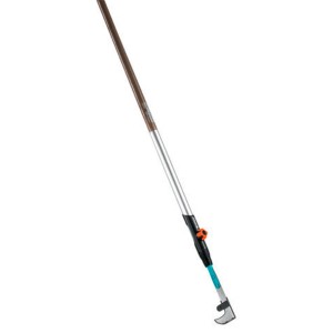 Gardena combisystem-Fugenkratzer mit Holzstiel zum Entfernen von Unkraut in Fugen.