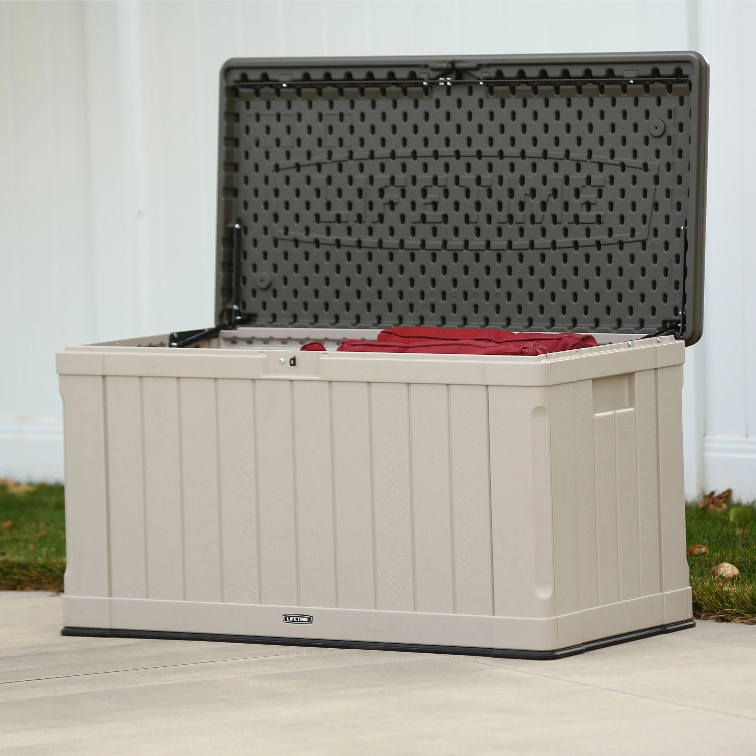 Geöffnete, lichtgraue Lifetime Gartenbox (128x64x67 cm) zur Aufbewahrung im Garten.