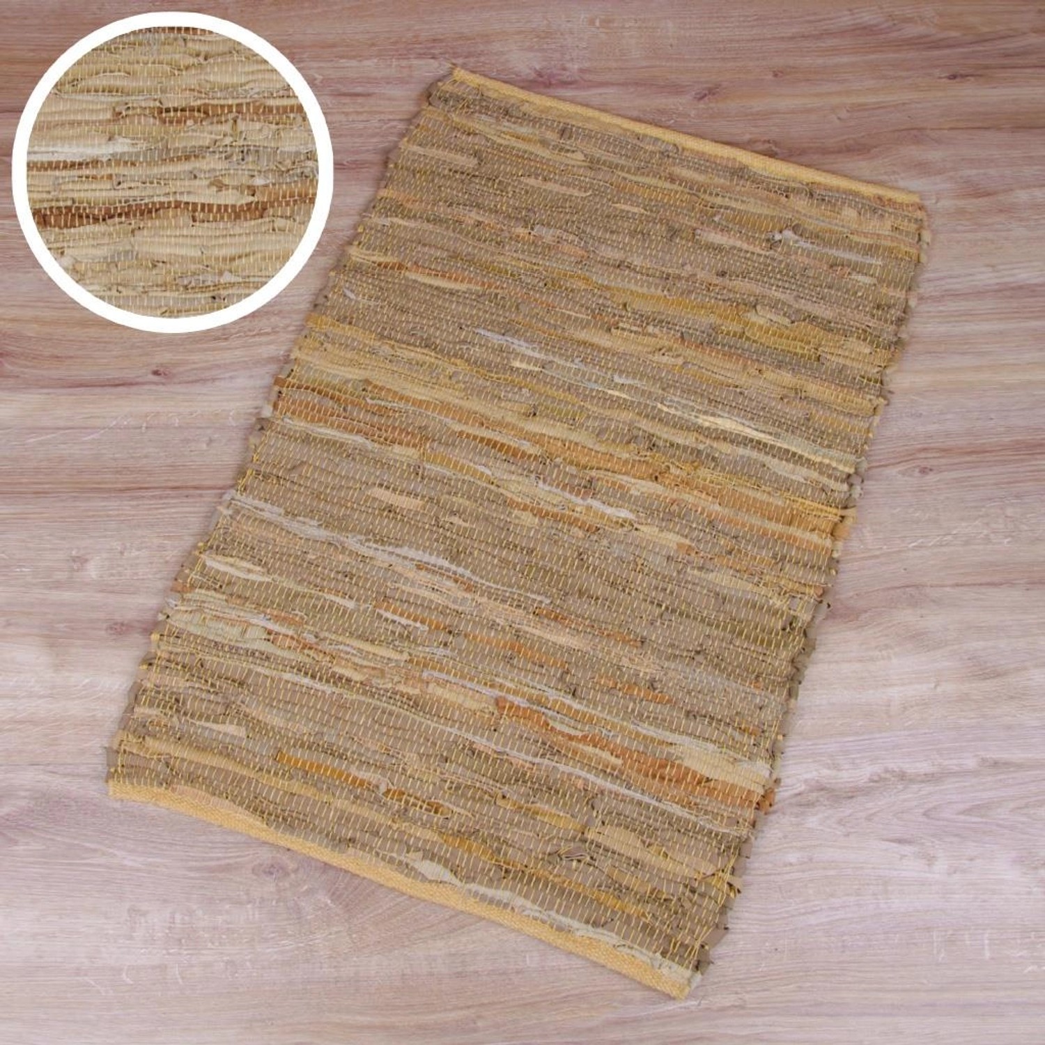 Beiger Bestlivings Leder Flickenteppich, 70x180 cm, auf Holzboden. Detailaufnahme der Textur.