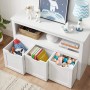 Weißer Vasagle Spielzeugschrank mit Rollen, 102x30x60 cm, gefüllt mit Spielzeug und Büchern.