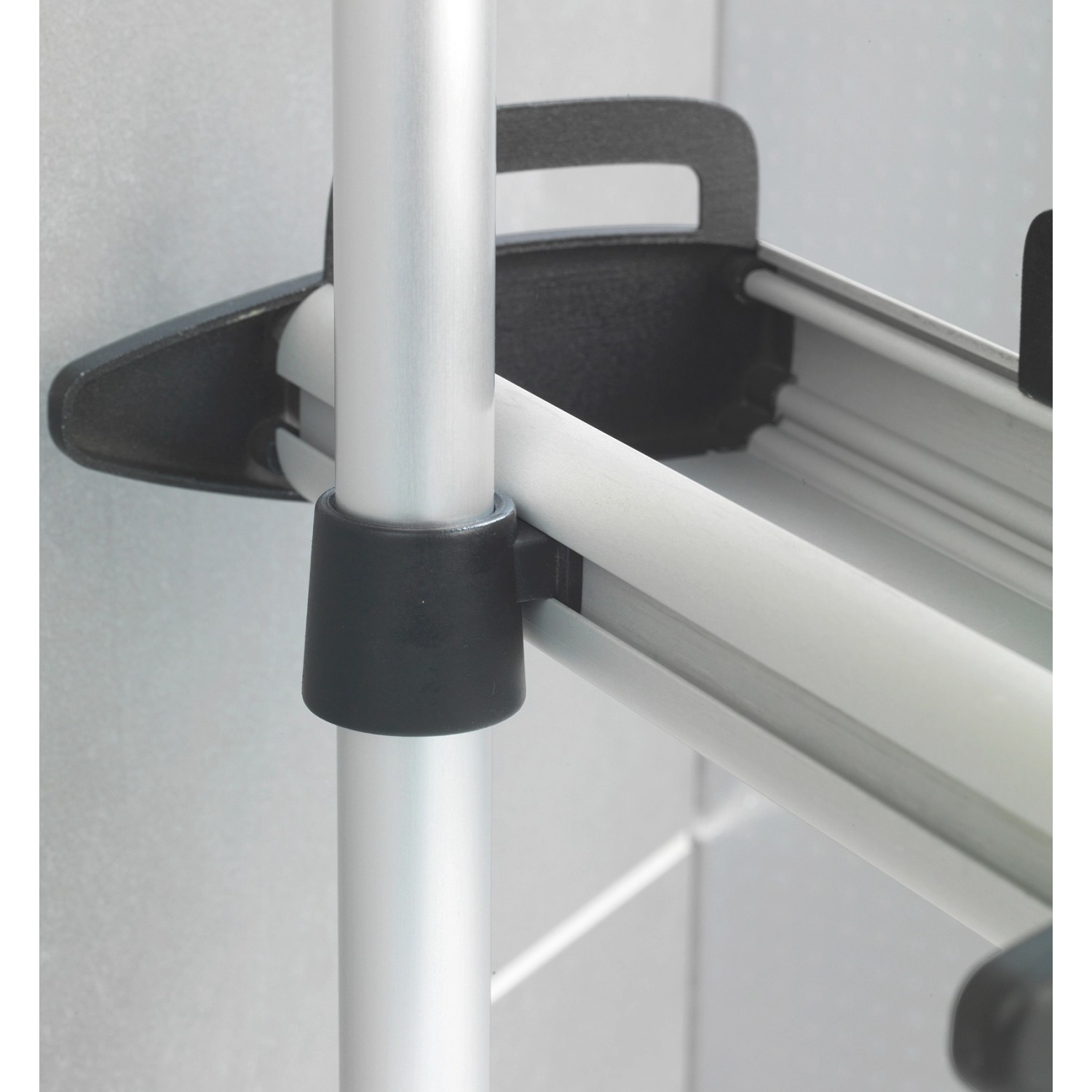 Detailaufnahme: Wenko Teleskop Duschregal Line aus Aluminium, Halterung und Stange.