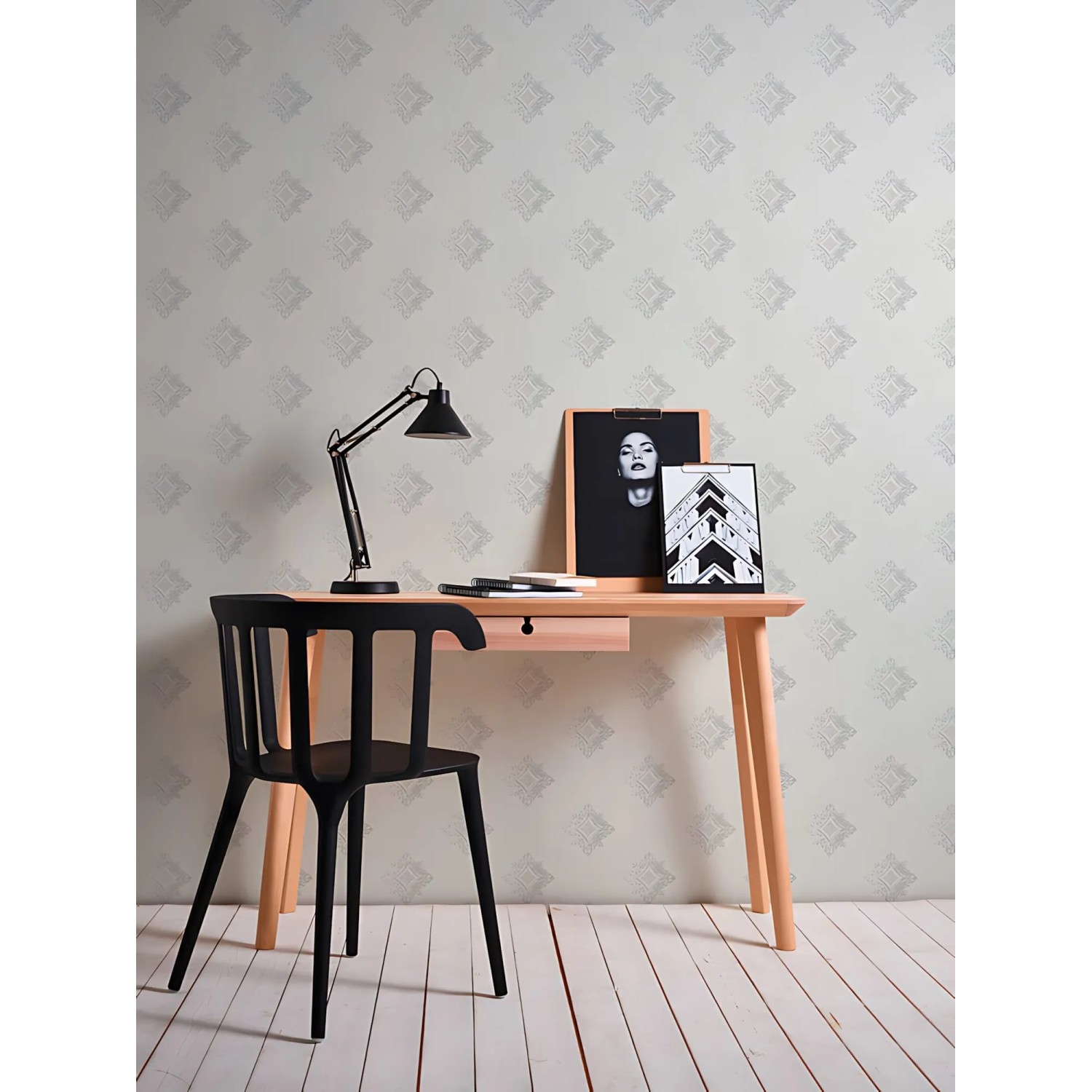 PROFHOME Barock Tapete in Beige/Grau mit Ornament-Muster an einer Wand im Arbeitszimmer.