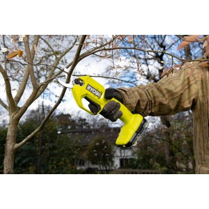 Ryobi Akku-Gartenschere mit Akku im Einsatz beim Schneiden eines Astes.