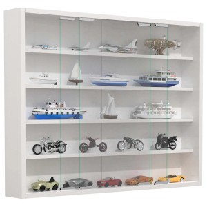 Wandhängende, weiße Glasvitrine AgisaL mit 2 Schiebetüren und fünf Einlegeböden, gefüllt mit Modellfahrzeugen.