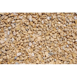 Nahaufnahme von Gold-Ocker Marmorsplitt (8-12 mm) als Zierkies.