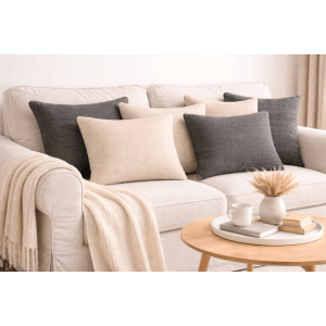 Setgarden Sofakissen 4er-Set, anthrazit und beige, auf Sofa mit Decke und Tisch.