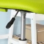 Grüner Kinder-Drehstuhl: Höhenverstellbare Gasfeder und Hebel unter der Sitzfläche.