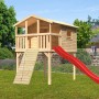 Karibu Stelzenhaus Benjamin mit roter Rutsche und Holzrampe im Garten.