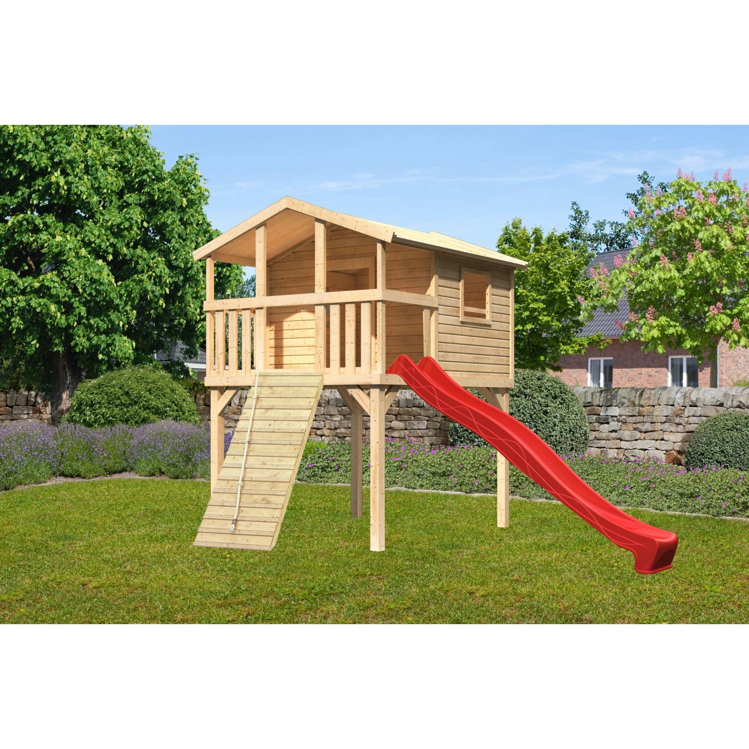 Karibu Stelzenhaus Benjamin mit roter Rutsche und Holzrampe im Garten.