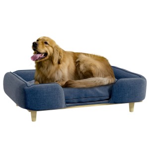 Blaues PawHut Hundesofa mit Kissen und Holzbeinen, darauf ein liegender Golden Retriever.