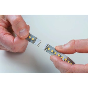 Hände verbinden Paulmann MaxLED 500 LED-Strip-Erweiterung. Einfaches Stecksystem für LED-Streifen Montage.