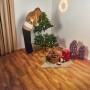 Künstlicher Weihnachtsbaum Nagano, 150 cm, grüne Kunsttanne beim Aufbau im Wohnzimmer.