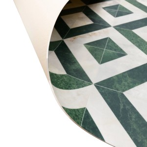 PVC-Bodenbelag Primaflor Twilight mit Fliesenmuster in Grün/Weiß, gerollt.
