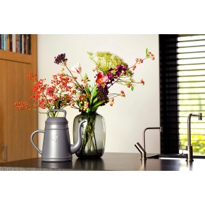 Dekorative, graue Gießkanne Lungo (12 l) mit Blumen auf einer Küchentheke.