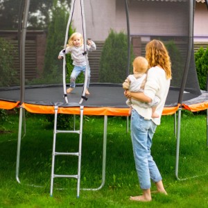 Silberne Relaxdays Trampolinleiter aus Stahl am Gartentrampolin, für einfachen Ein- und Ausstieg.