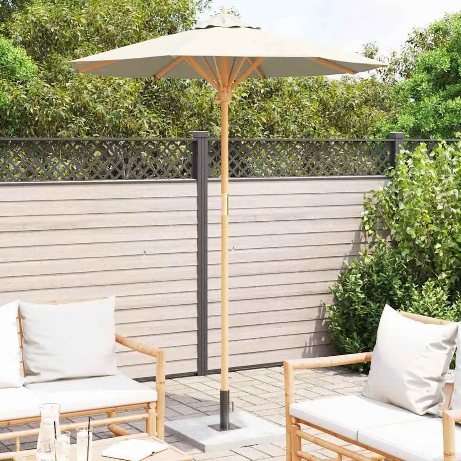 Cremeweißer vidaXL Gartenparasol aus Bambus, 180x180x230 cm, für Terrasse und Garten.