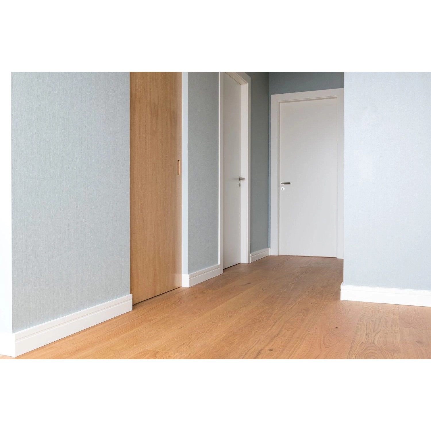 Raum mit weißen NOEL & MARQUET Sockelleisten WALLSTYL FD11 als Zubehör für Paneele.