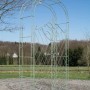 Antik-grüner Metall Rosenbogen mit verziertem Tor als Rankhilfe für Kletterpflanzen und Gartendekoration.