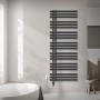 Anthrazitfarbener LuxeBath Badheizkörper Iron mit Heizstab im modernen Bad.