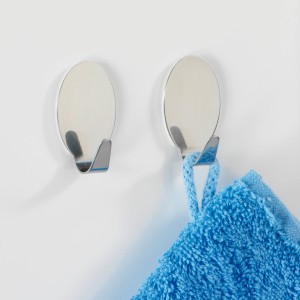 Wenko Maxi-Haken 2er-Set aus glänzendem Edelstahl, einer mit blauem Handtuch.