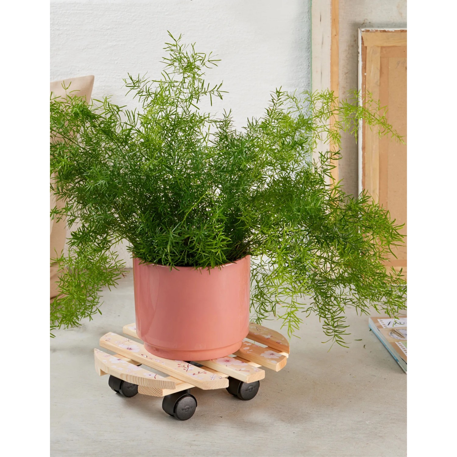 Wagner Multi Roller Kirschblüte mit Pflanze. Rolluntersetzer aus Holz mit Kirschblütenmuster und schwarzen Rollen.