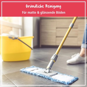 Person wischt Fliesenboden mit Wischmopp. Gründliche Reinigung für matte und glänzende Böden mit Poliboy Boden Reiniger.