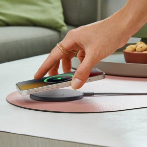 Hand legt Smartphone mit Ladeanzeige auf schwarzes Hama Ladepad. Kabelloses 15W Fast Charge Handy-Zubehör.