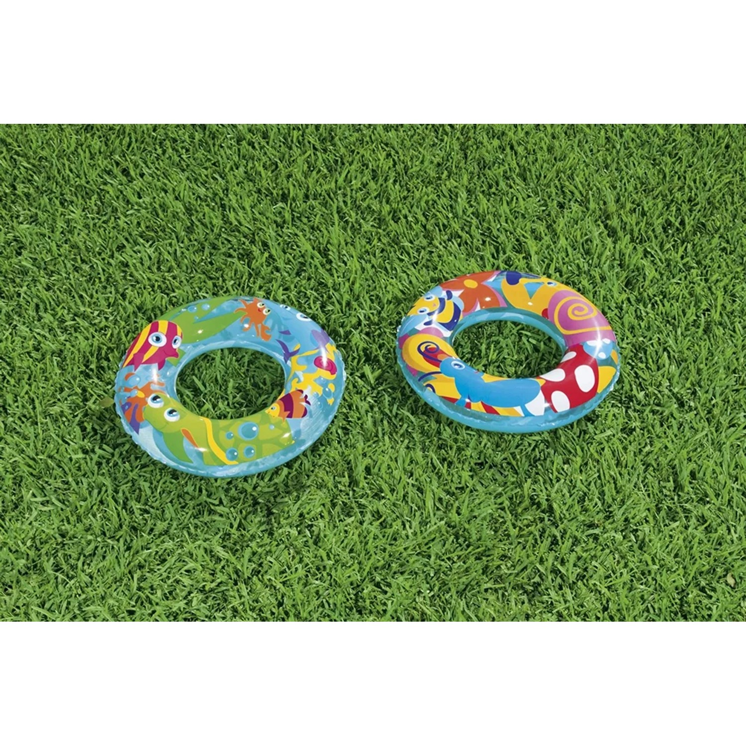 Zwei Bestway Schwimmringe Aquarium Ø 56 cm mit bunten Motiven auf grünem Gras.